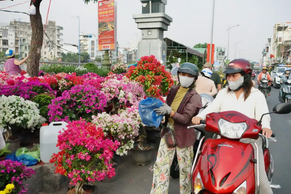 Chợ hoa "Tr&ecirc;n bến dưới thuyền" những ng&agrave;y cuối năm- Ảnh 13.