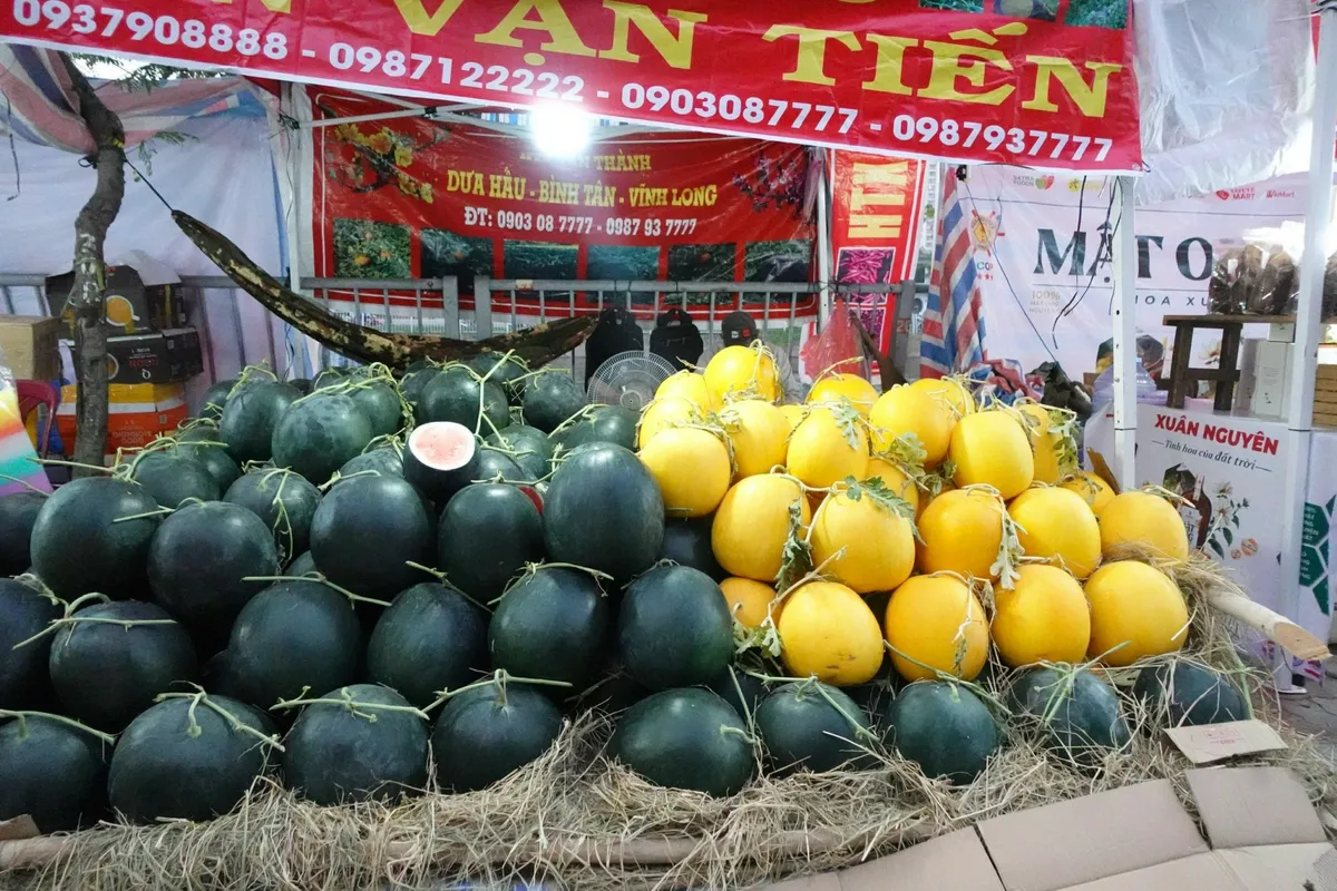 Chợ hoa "Tr&ecirc;n bến dưới thuyền" những ng&agrave;y cuối năm- Ảnh 22.