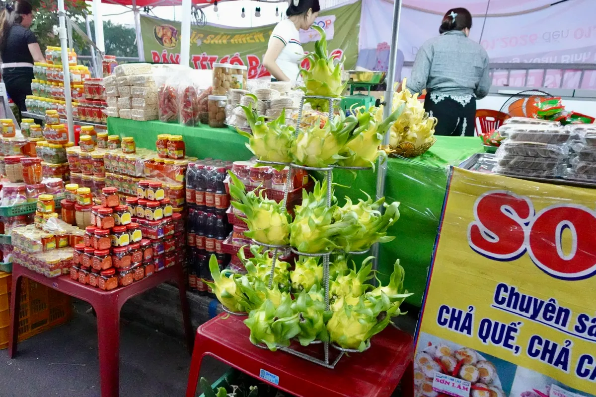 Chợ hoa "Tr&ecirc;n bến dưới thuyền" những ng&agrave;y cuối năm- Ảnh 23.