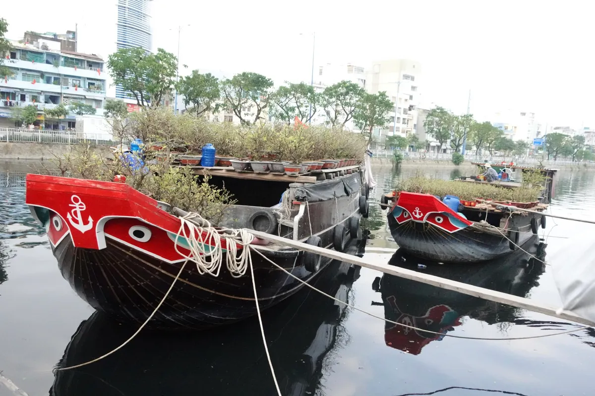 Chợ hoa "Tr&ecirc;n bến dưới thuyền" những ng&agrave;y cuối năm- Ảnh 4.