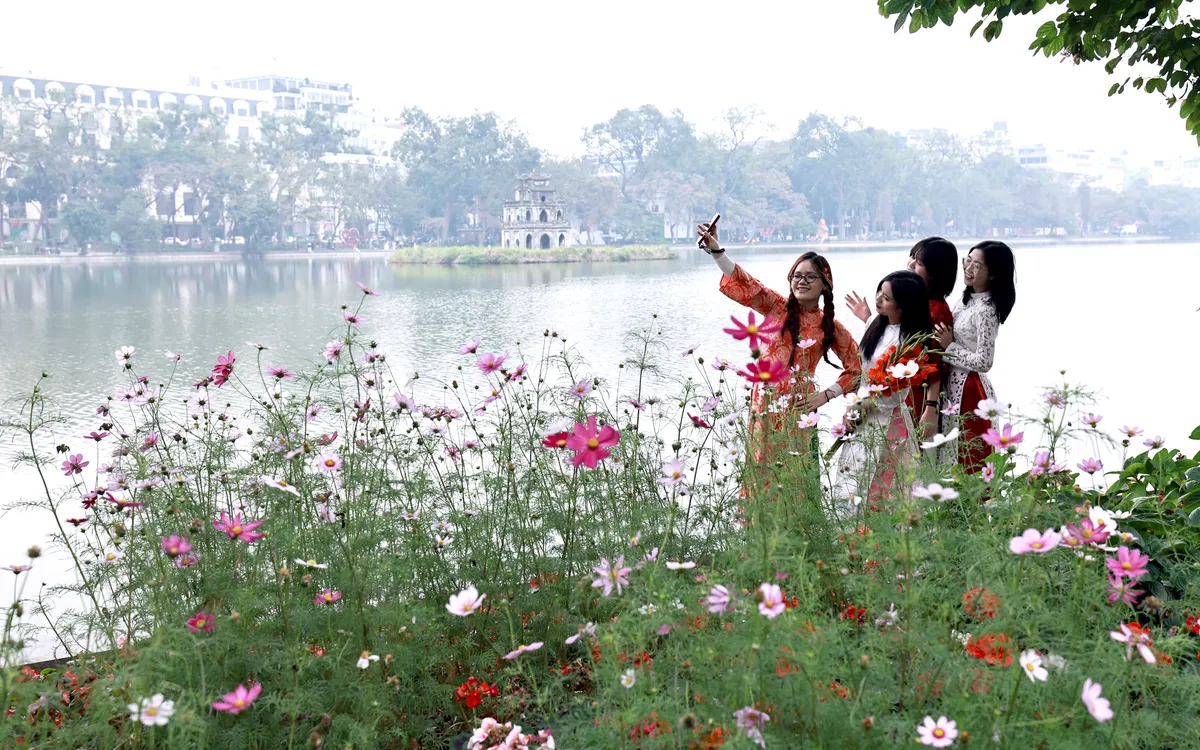 Hà Nội những ngày này, bất kể cuối tuần hay trong tuần, đều có thể cảm nhận không khí xuân hân hoan.