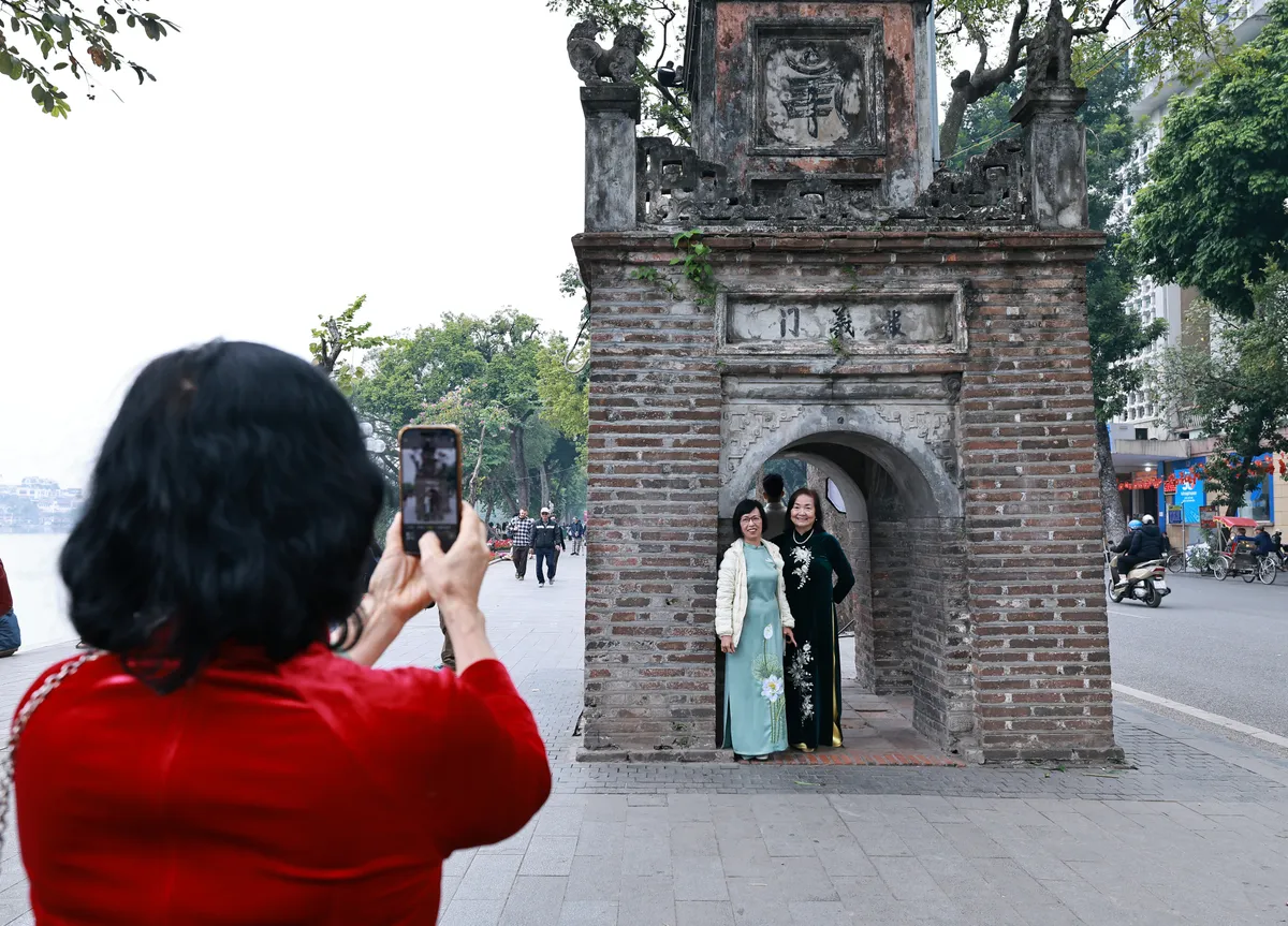 C&ugrave;ng &aacute;o d&agrave;i lưu giữ sắc xu&acirc;n H&agrave; Nội- Ảnh 7.