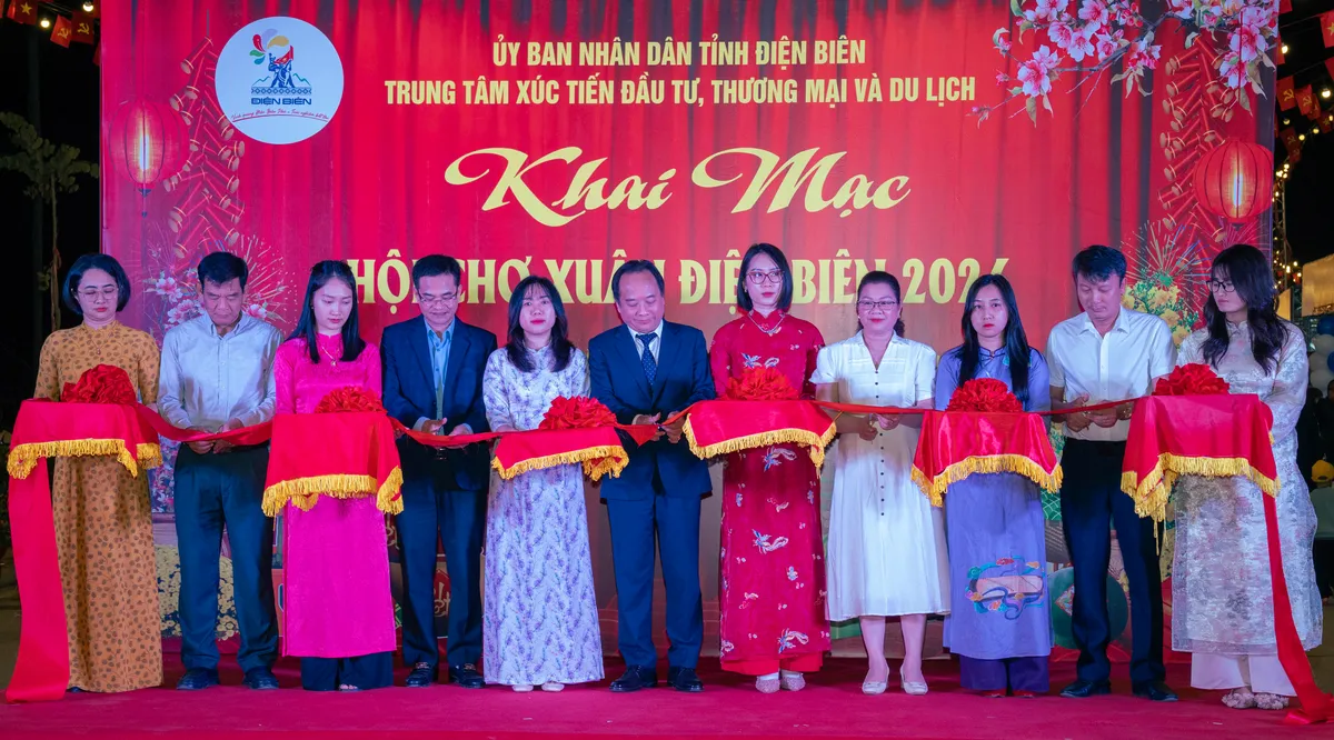 Rực rỡ sắc xuân tại Hội chợ Xuân Điện Biên 2026 - Ảnh 1.