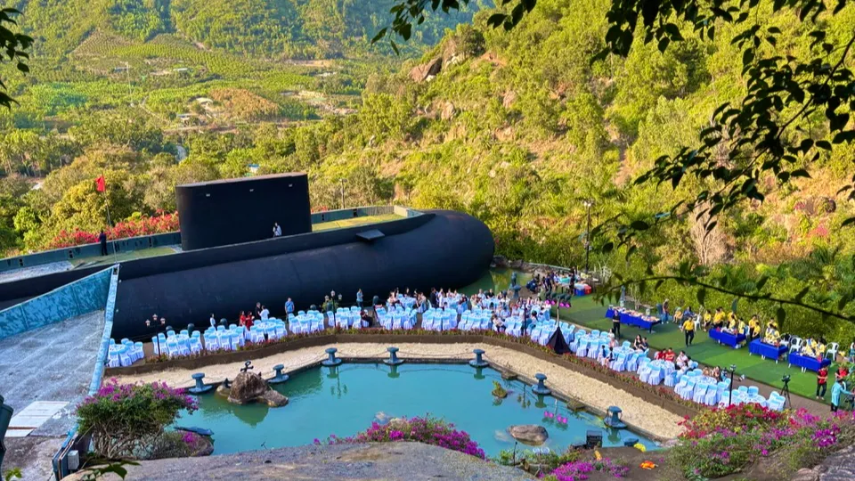 Độc đ&aacute;o m&ocirc; h&igrave;nh t&agrave;u ngầm tr&ecirc;n n&uacute;i tại Nha Trang - Ảnh 2.