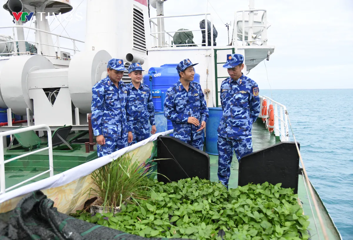 V&ugrave;ng Cảnh s&aacute;t biển 3 thăm, tặng qu&agrave; Tết v&agrave; cờ Tổ quốc cho ngư d&acirc;n Trường Sa- Ảnh 2.