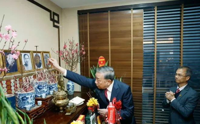 Tổng Bí thư Tô Lâm thắp hương tưởng niệm các đồng chí nguyên lãnh đạo Đảng, Nhà nước- Ảnh 1. Tổng Bí thư Tô Lâm thắp hương tưởng niệm các đồng chí nguyên lãnh đạo Đảng, Nhà nước- Ảnh 1.