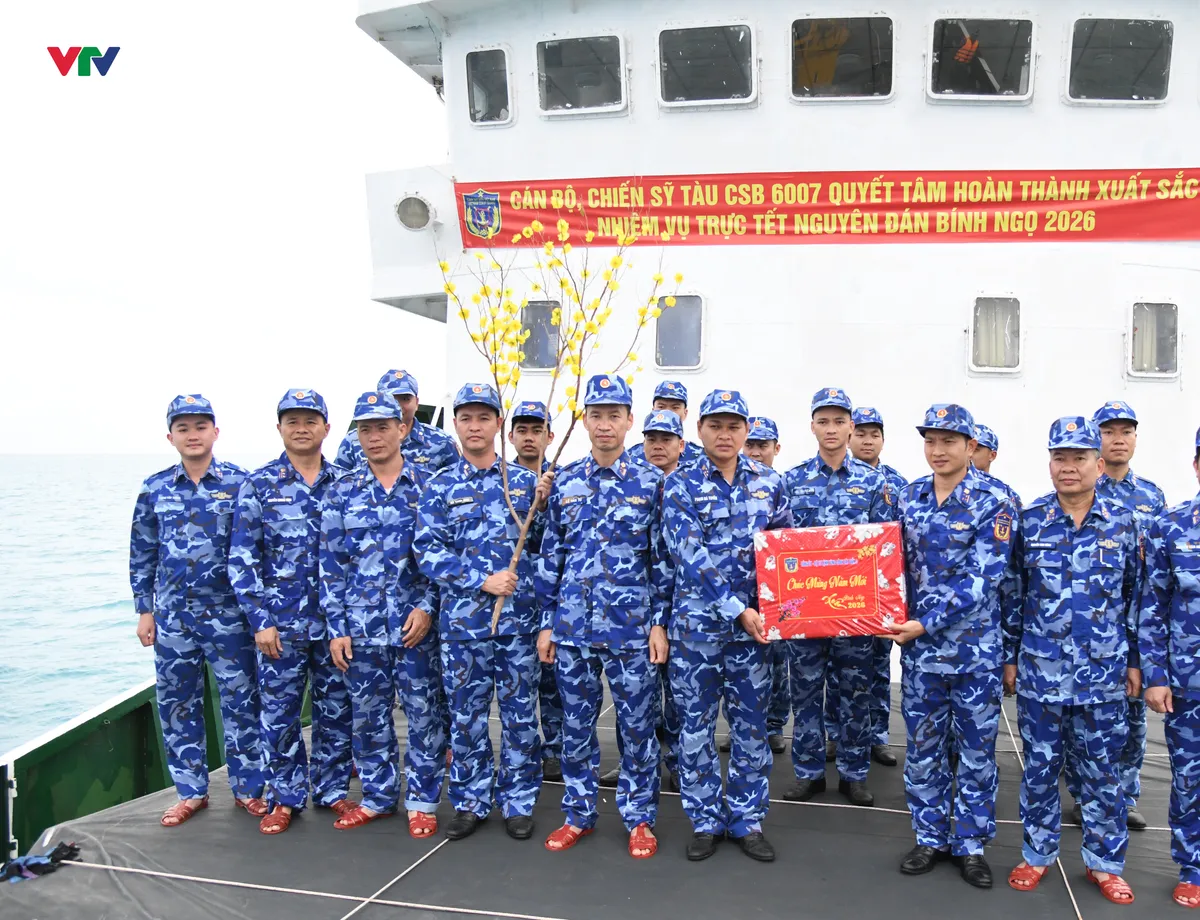 V&ugrave;ng Cảnh s&aacute;t biển 3 thăm, tặng qu&agrave; Tết v&agrave; cờ Tổ quốc cho ngư d&acirc;n Trường Sa- Ảnh 3.