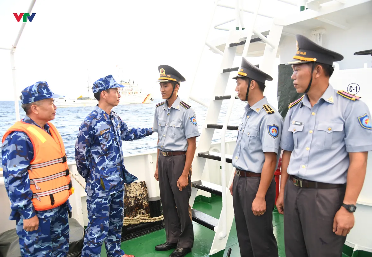 V&ugrave;ng Cảnh s&aacute;t biển 3 thăm, tặng qu&agrave; Tết v&agrave; cờ Tổ quốc cho ngư d&acirc;n Trường Sa- Ảnh 1.