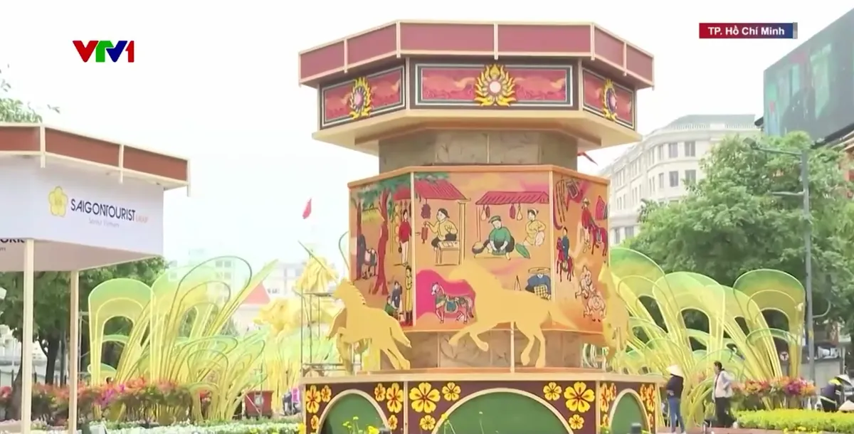 Tất bật thi c&ocirc;ng Đường hoa Nguyễn Huệ trước giờ khai mạc - Ảnh 1.