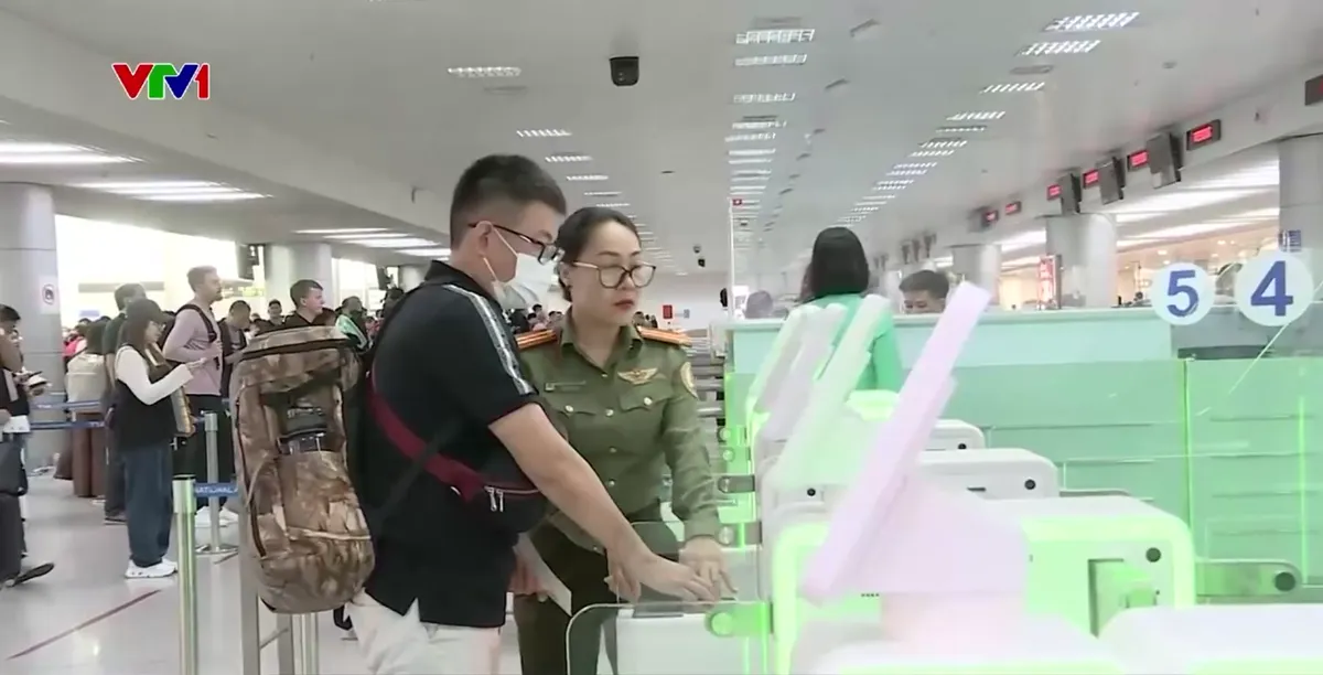 Tân Sơn Nhất nhộn nhịp đón kiều bào về quê ăn Tết - Ảnh 2.