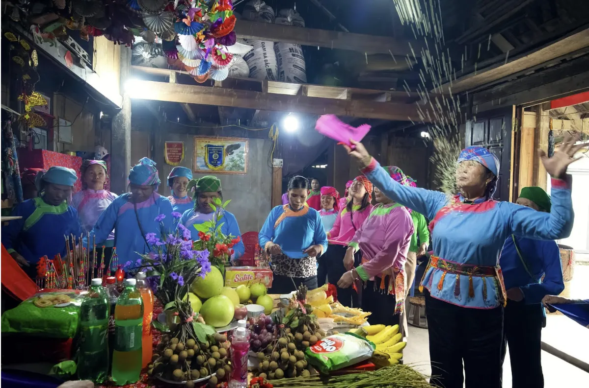 B&ecirc;n bếp lửa Sa Pa, du kh&aacute;ch chạm v&agrave;o hồn Tết Việt- Ảnh 6.