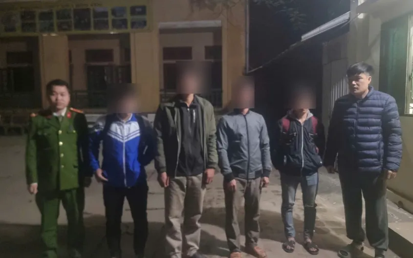 Công an xã Bảo Yên bàn giao 2 em học sinh về với gia đình an toàn.