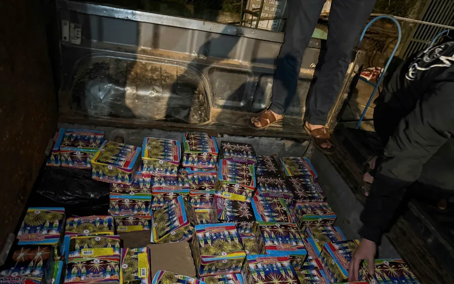 Khoang bí mật được độ chế để chứa pháo lậu.