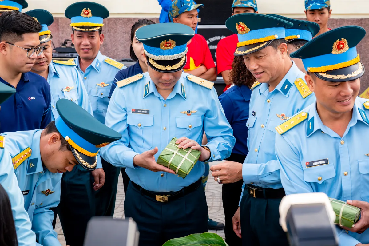 M&ugrave;a xu&acirc;n của kỷ nguy&ecirc;n mới: Khi &yacute; Đảng h&ograve;a quyện c&ugrave;ng l&ograve;ng d&acirc;n - Ảnh 4.