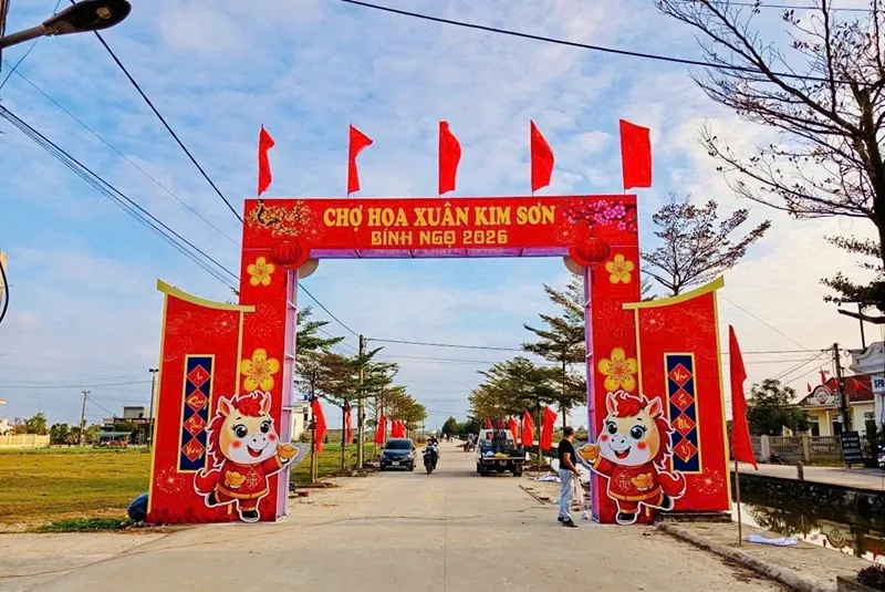 Rộn r&agrave;ng kh&ocirc;ng kh&iacute; Tết tại c&aacute;c chợ hoa xu&acirc;n ở Ninh B&igrave;nh - Ảnh 7.