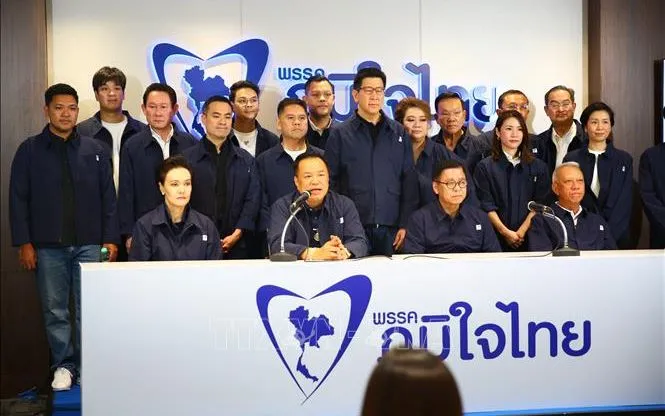 Lãnh đạo đảng Tự hào Thái Lan, ông Anutin Charnvirakul (thứ 2, trái, phía trước) trong cuộc họp báo tại Bangkok sau khi kết quả kiểm phiếu sơ bộ được công bố (Ảnh: THX/TTXVN)