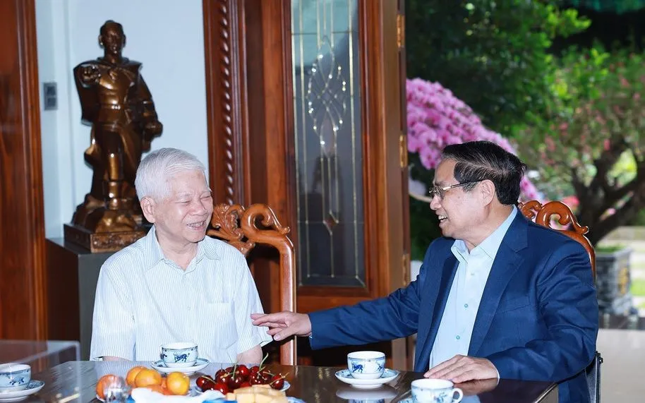 Thủ tướng Phạm Minh Chính chúc Tết đồng chí Nguyễn Minh Triết, nguyên Chủ tịch nước. (Ảnh: TTXVN)