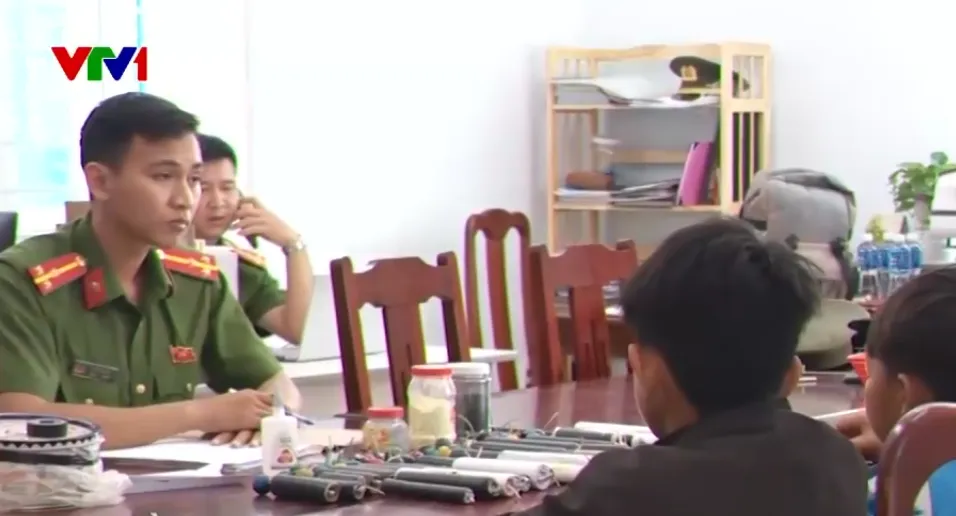Ph&aacute;t hiện nhiều vụ bu&ocirc;n lậu ph&aacute;o, thanh thiếu ni&ecirc;n tự chế ph&aacute;o nổ dịp cận Tết- Ảnh 1.