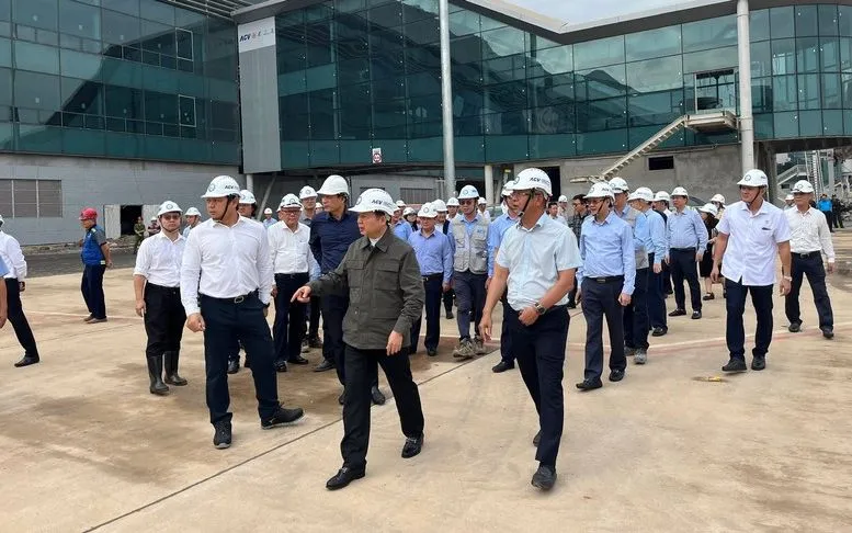 Phó Thủ tướng Trần Hồng Hà thăm, động viên, chúc Tết cán bộ, người lao động trên công trường xây dựng Cảng Hàng không quốc tế (HKQT) Long Thành - Ảnh: VGP/Lê Anh