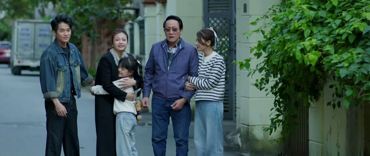 Gia đ&igrave;nh tr&aacute;i dấu - Tập 32: X&uacute;c động cảnh b&agrave; &Aacute;nh ch&iacute;nh thức coi con ri&ecirc;ng của chồng l&agrave; con m&igrave;nh - Ảnh 8.