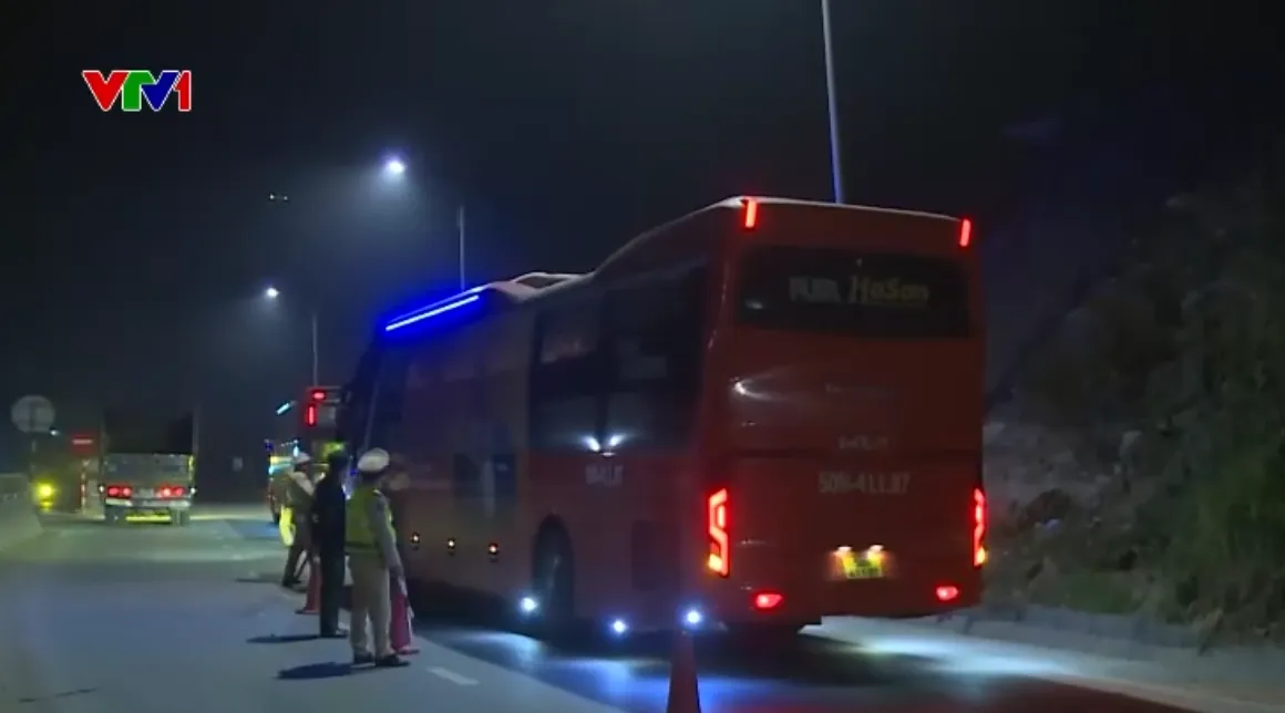 L&agrave;o Cai kiểm so&aacute;t chặt xe kh&aacute;ch giường nằm dịp Tết - Ảnh 1.