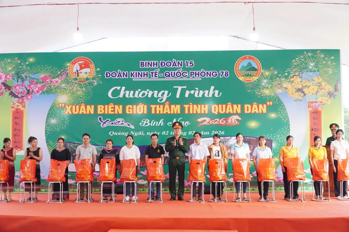 Xu&acirc;n bi&ecirc;n giới thắm t&igrave;nh qu&acirc;n d&acirc;n- Ảnh 2.
