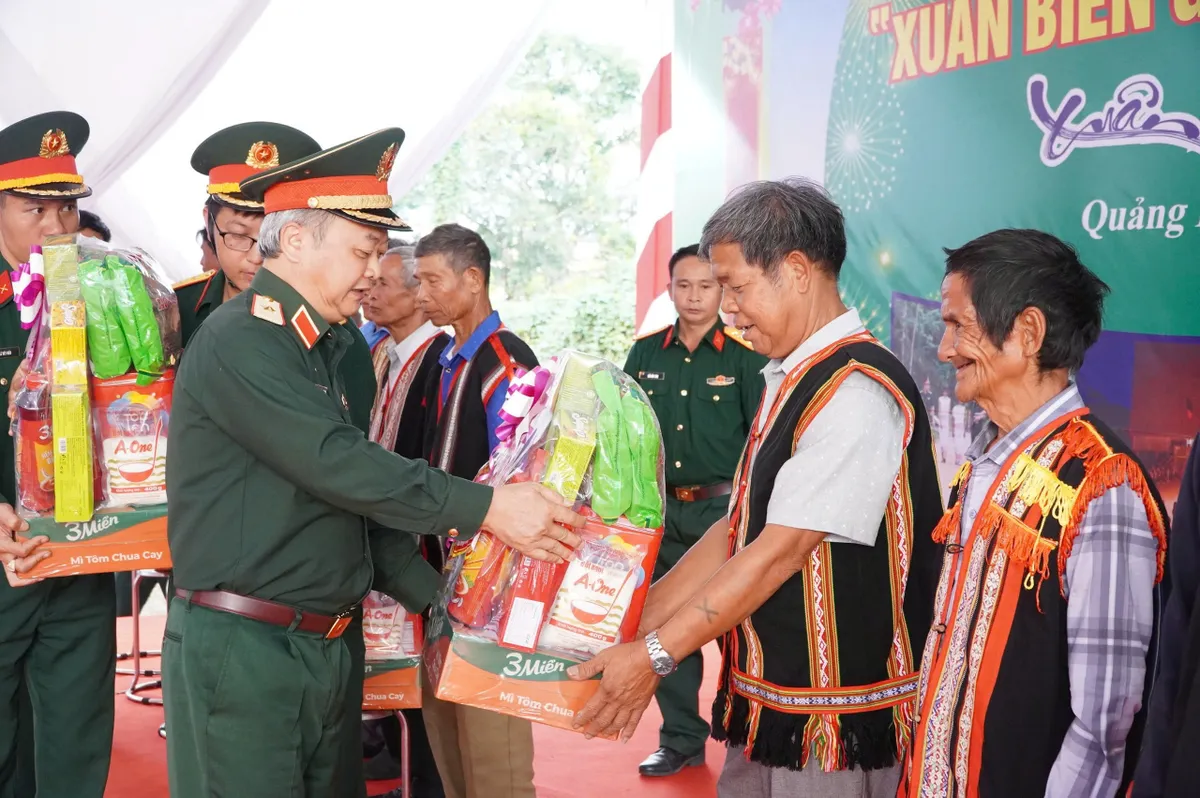 Xu&acirc;n bi&ecirc;n giới thắm t&igrave;nh qu&acirc;n d&acirc;n- Ảnh 1.