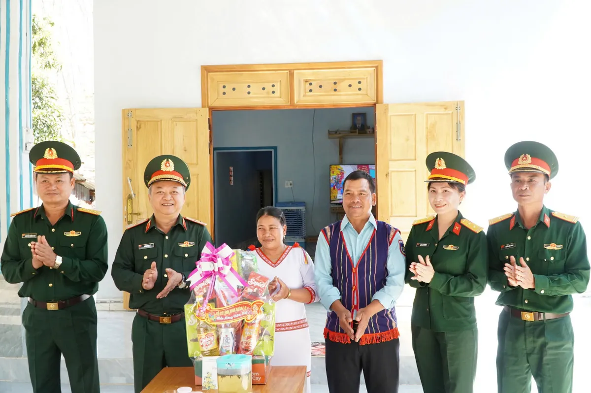 Xu&acirc;n bi&ecirc;n giới thắm t&igrave;nh qu&acirc;n d&acirc;n- Ảnh 3.