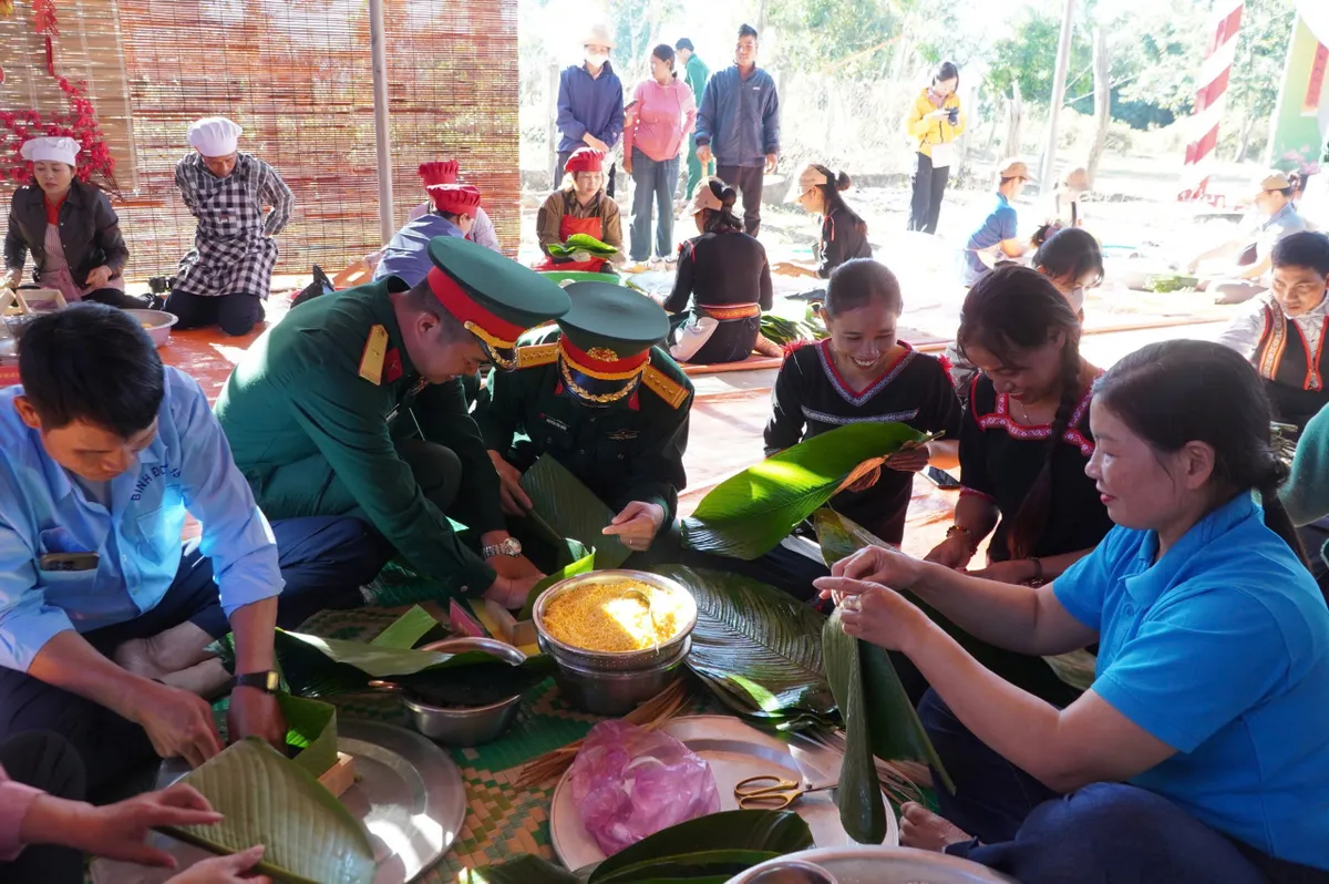 Xu&acirc;n bi&ecirc;n giới thắm t&igrave;nh qu&acirc;n d&acirc;n- Ảnh 4.