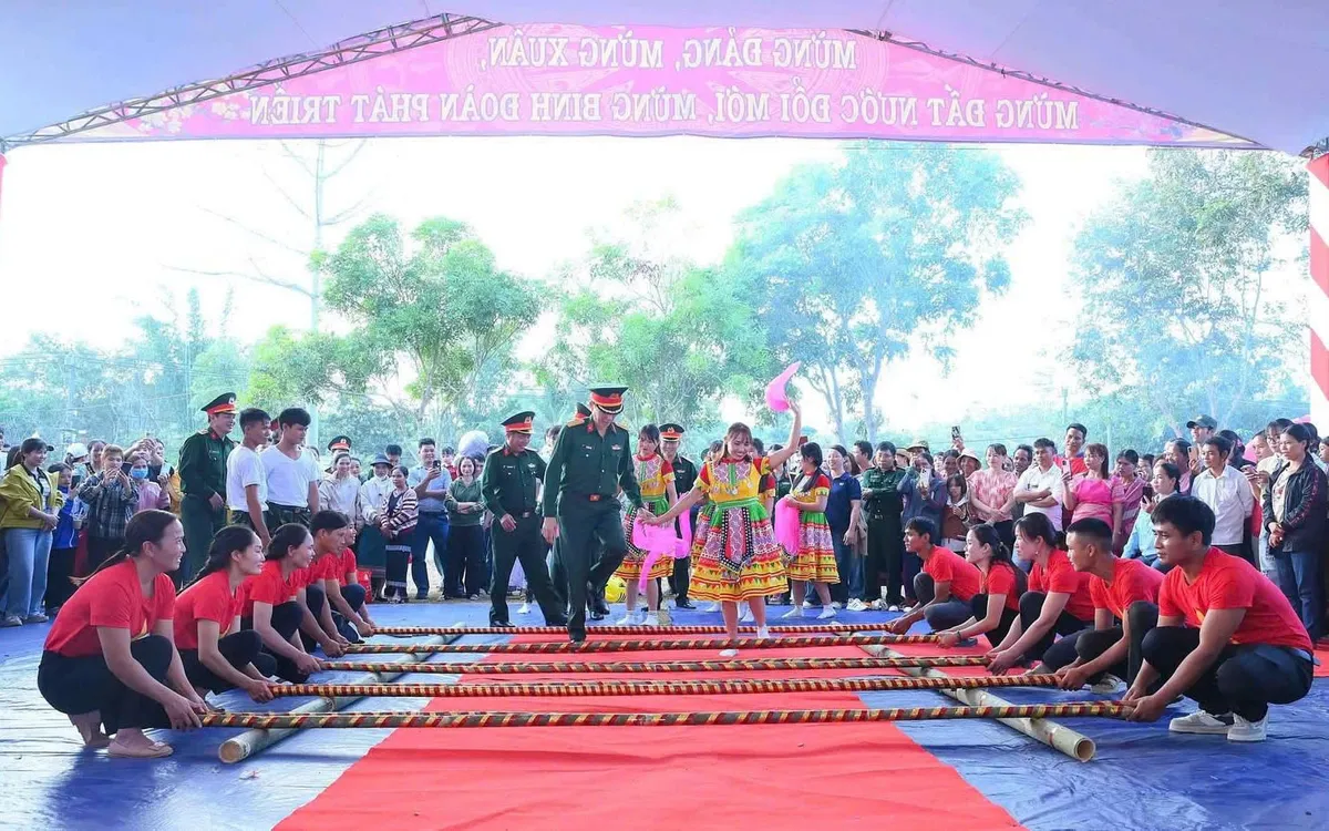 Các cán bộ, chiến sĩ Binh đoàn 15 tham gia giao lưu văn hóa, văn nghệ cũng bà con nhân dân xã Mô Rai