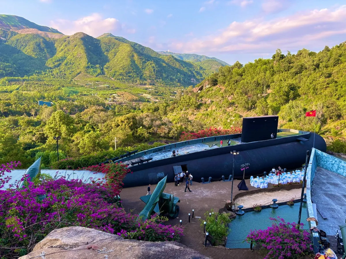 Độc đ&aacute;o m&ocirc; h&igrave;nh t&agrave;u ngầm tr&ecirc;n n&uacute;i tại Nha Trang - Ảnh 1.