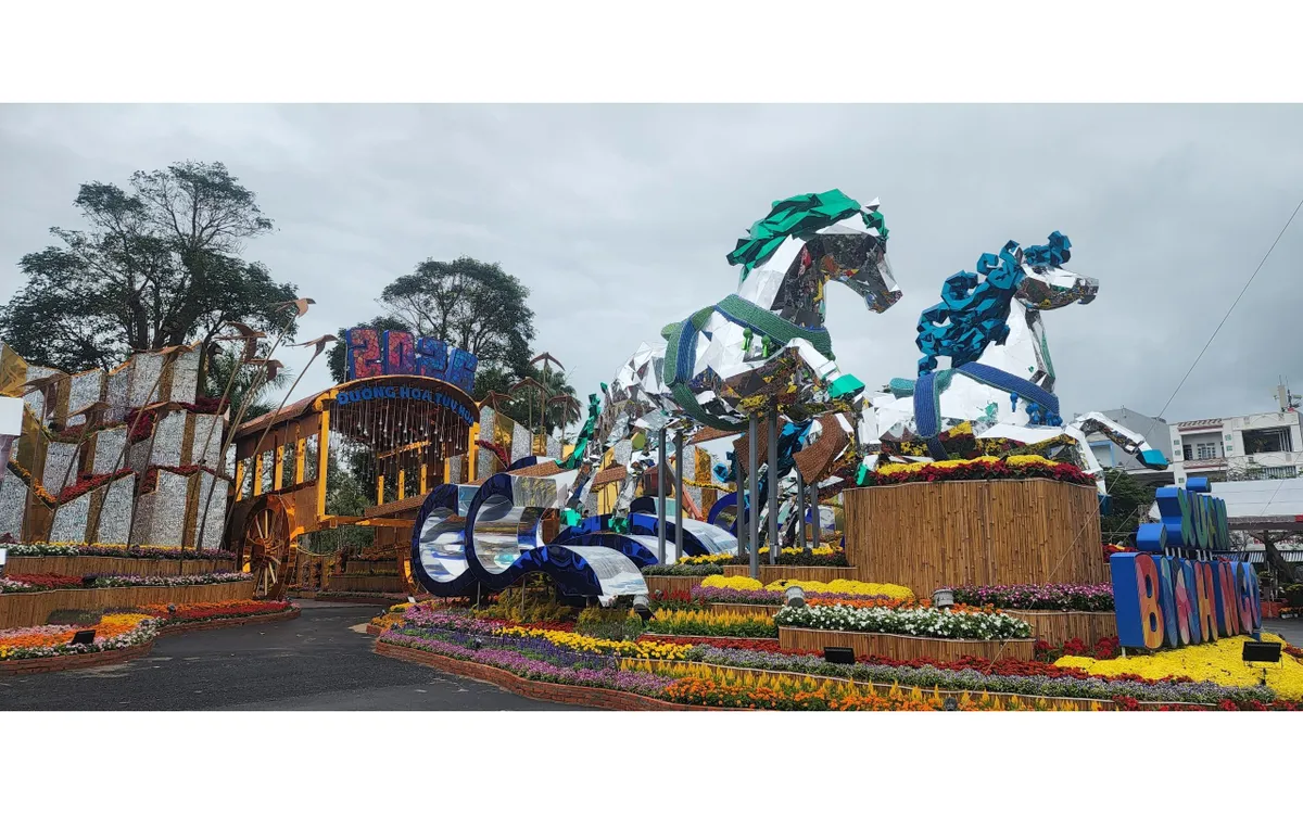  Đôi tuấn mã uy nghi kéo cỗ xe hạnh phúc tại cổng vào Điện Biên Phủ.