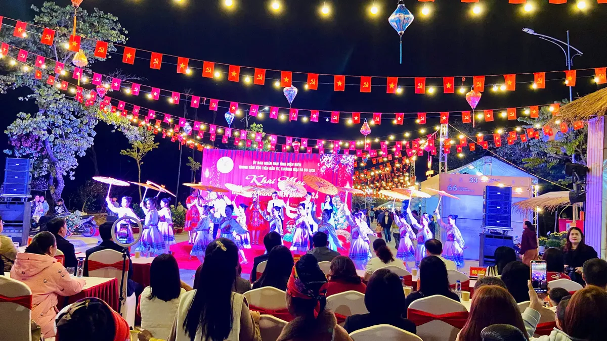 Rực rỡ sắc xuân tại Hội chợ Xuân Điện Biên 2026 - Ảnh 3.