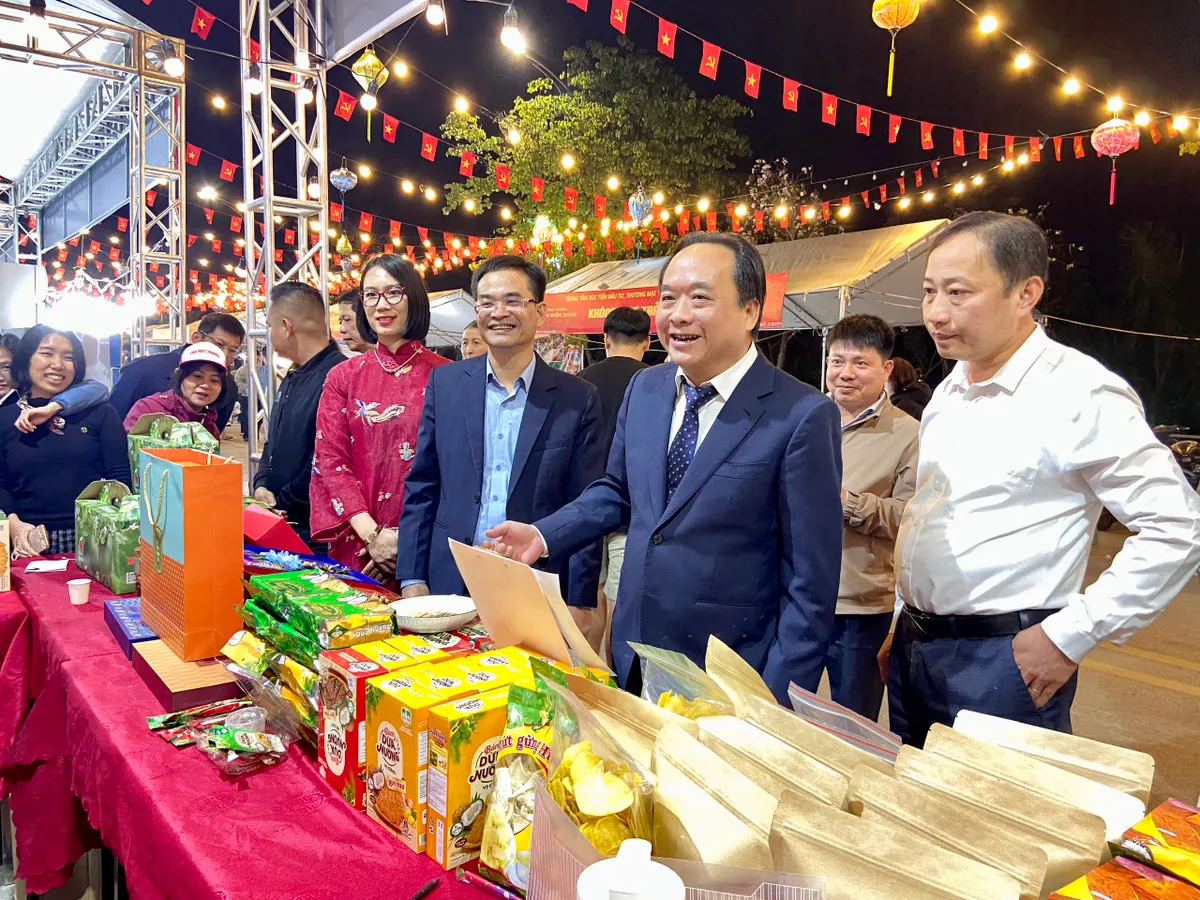 Rực rỡ sắc xuân tại Hội chợ Xuân Điện Biên 2026 - Ảnh 4.