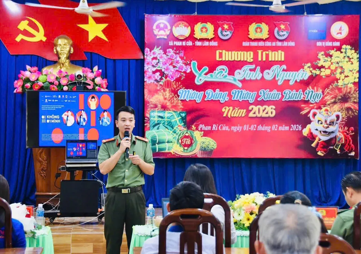 Tuổi trẻ Công an Lâm Đồng: Mang "Xuân tình nguyện" về với biển đảo quê hương - Ảnh 7.