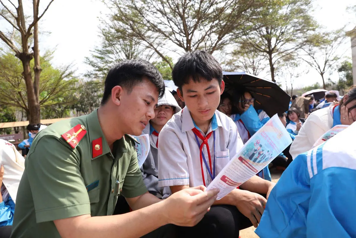 Tuổi trẻ Công an Lâm Đồng: Mang "Xuân tình nguyện" về với biển đảo quê hương - Ảnh 8.