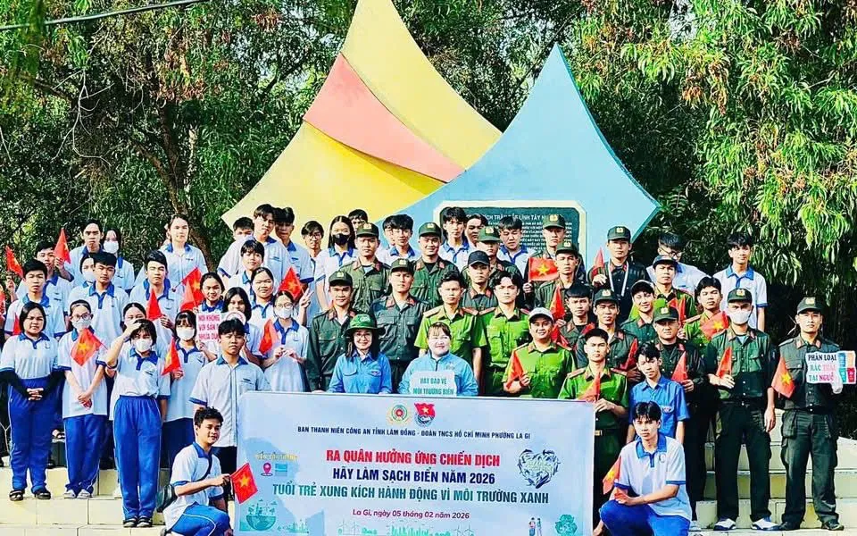 “Xuân tình nguyện 2026” đưa sắc xuân và sẻ chia của tuổi trẻ Công an Lâm Đồng đến bà con vùng biển đầu năm.