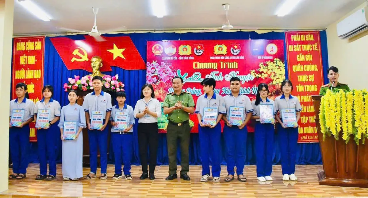 Tuổi trẻ Công an Lâm Đồng: Mang "Xuân tình nguyện" về với biển đảo quê hương - Ảnh 1.