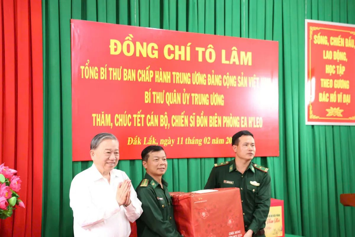 Tổng B&iacute; thư T&ocirc; L&acirc;m thăm, ch&uacute;c Tết Đồn Bi&ecirc;n ph&ograve;ng Ea H&rsquo;Leo, Đắk Lắk - Ảnh 4.