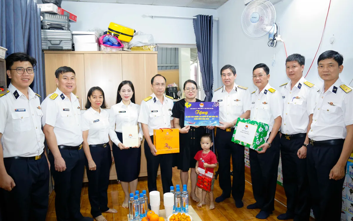 Thiếu tướng Ngô Minh Thuấn, Tư lệnh Binh đoàn 20 tặng quà và vé máy bay cho gia đình người lao động về quê đón Tết