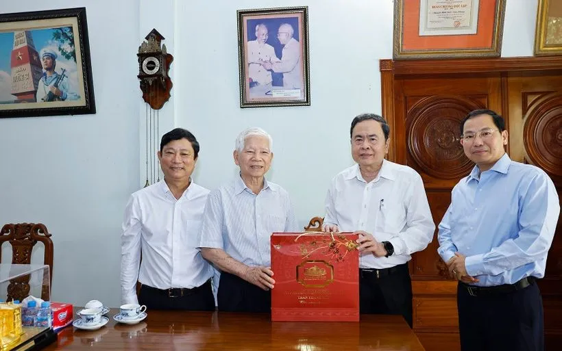 Chủ tịch Quốc hội Trần Thanh Mẫn tới thăm, chúc Tết nguyên Chủ tịch nước Nguyễn Minh Triết. Ảnh: TTXVN