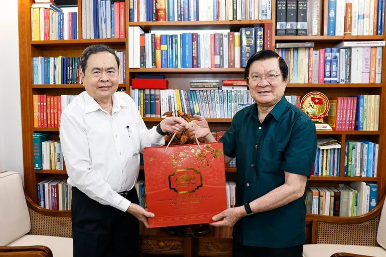 Chủ tịch Quốc hội Trần Thanh Mẫn thăm, chúc Tết nguyên lãnh đạo Đảng, Nhà nước - Ảnh 1.