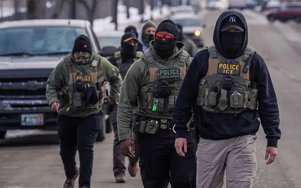 Các đặc vụ liên bang tuần tra khi thực hiện chiến dịch kiểm soát nhập cư tại Minneapolis, Minnesota, ngày 5/2 (Ảnh: AP)