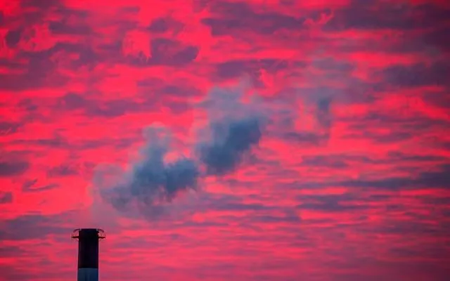 Khói bốc lên từ ống khói nhà máy tại Lansing, Michigan, ngày 17/1/2018 (Ảnh: Reuters)