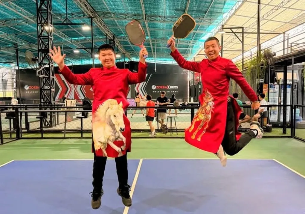 &Aacute;o d&agrave;i &ldquo;đổ bộ&rdquo; s&acirc;n pickleball, tạo l&agrave;n s&oacute;ng mới dịp cận Tết- Ảnh 1.