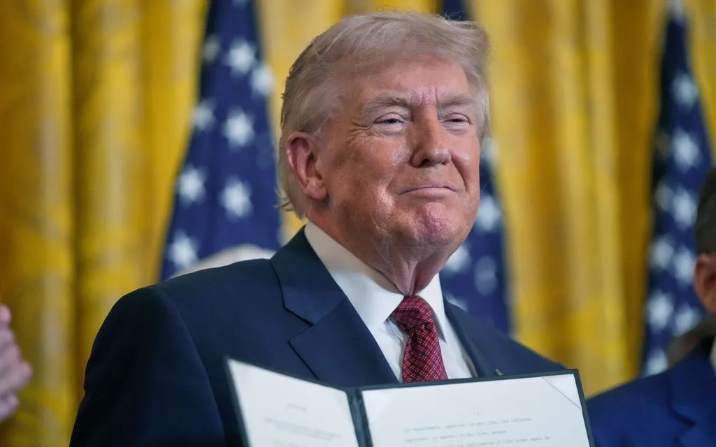 Tổng thống Mỹ Donald Trump giơ sắc lệnh vừa ký tại sự kiện về điện than ở Nhà Trắng, Washington, ngày 11/2/2026. (Ảnh: AP)