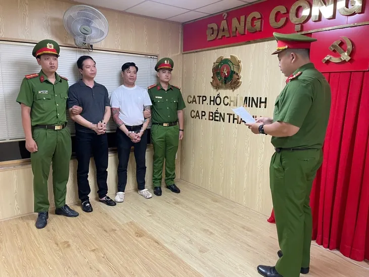 Bắt khẩn cấp tài xế xe Bentley đánh người sau va chạm giao thông ở TP Hồ Chí Minh- Ảnh 1. Bắt khẩn cấp tài xế xe Bentley đánh người sau va chạm giao thông ở TP Hồ Chí Minh- Ảnh 1.