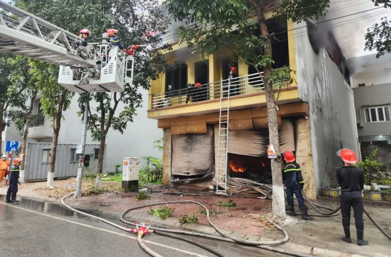 Ch&aacute;y cửa h&agrave;ng đồ nhựa ở Bắc Ninh, nhiều h&agrave;ng h&oacute;a bị thi&ecirc;u rụi - Ảnh 2.