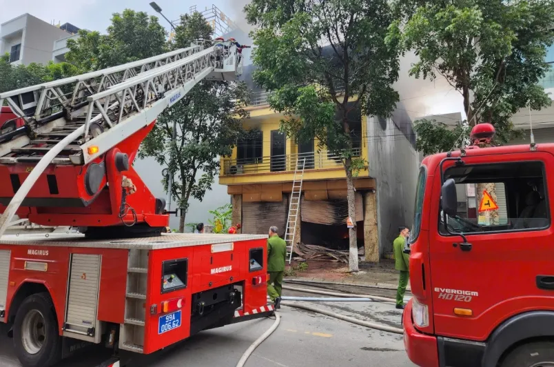 Ch&aacute;y cửa h&agrave;ng đồ nhựa ở Bắc Ninh, nhiều h&agrave;ng h&oacute;a bị thi&ecirc;u rụi - Ảnh 3.