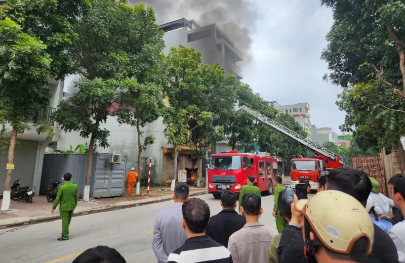 Ch&aacute;y cửa h&agrave;ng đồ nhựa ở Bắc Ninh, nhiều h&agrave;ng h&oacute;a bị thi&ecirc;u rụi - Ảnh 4.